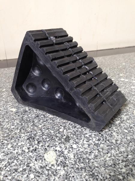 鹏翔瑞 橡胶止退器 倒车墩防滑车轮定位器 三角木挡轮块