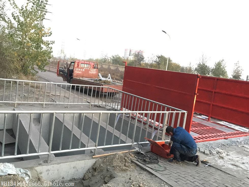 工地洗車機是通過潛水泵將水池的水抽到空心的方管裡,底盤方管上有百