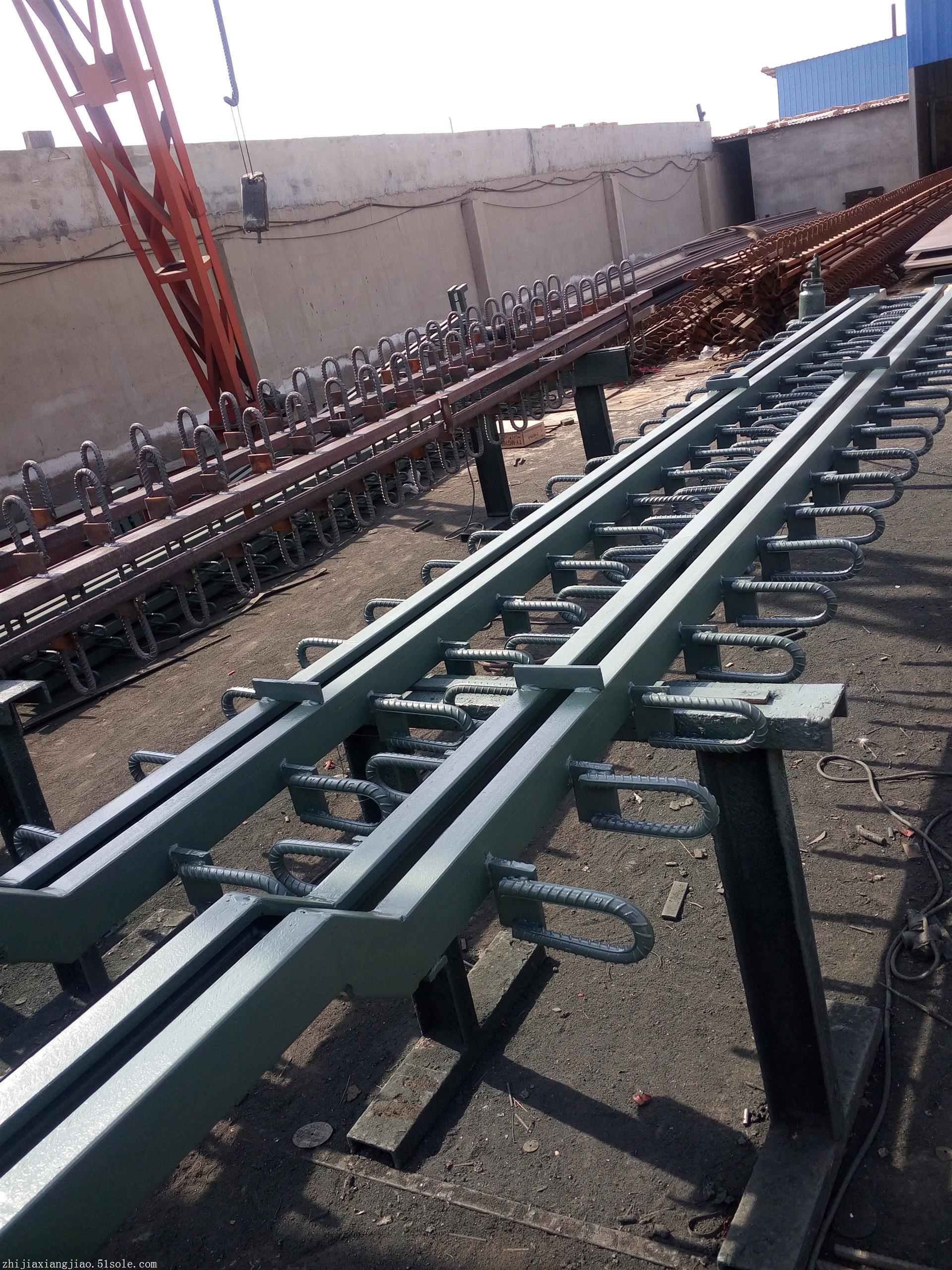 大跨度铁路桥梁梁端伸缩装置对列车走行性影响的研究